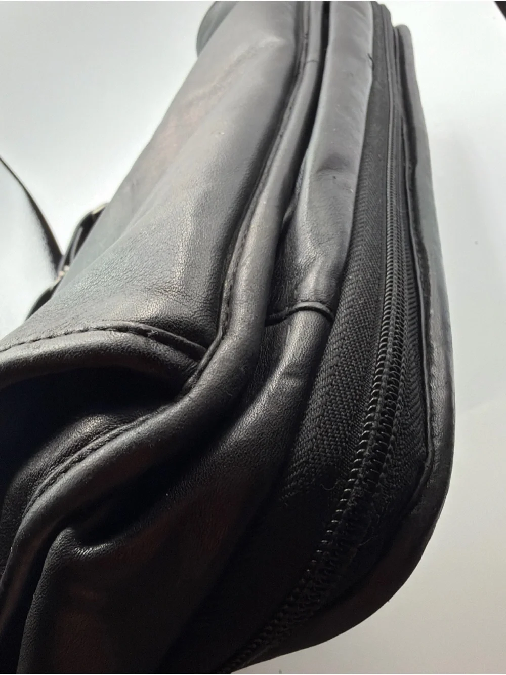 TUMI Black Leather Messanger Computer Laptop Brief Expandable Bag 96021D4